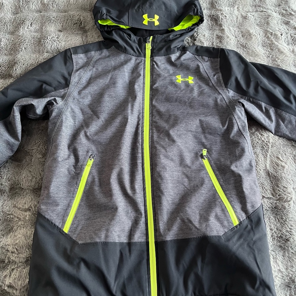 Under Armour castle rock Boys Winter jacket gray/black and Neon Yellow.